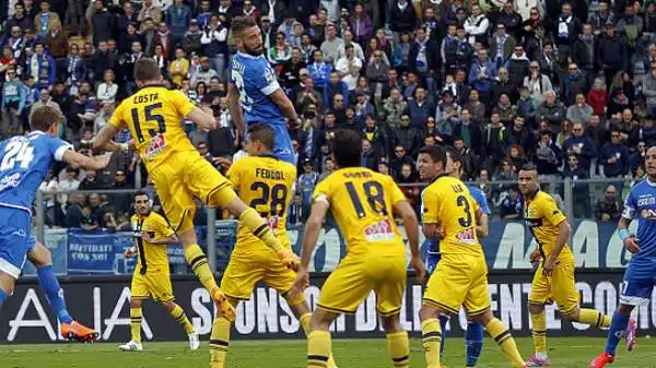 Empoli-Parma 2-2. Tonelli 7. Quinto gol stagionale per il difensore-goleador, sempre pericolosissimo sui calci piazzati.