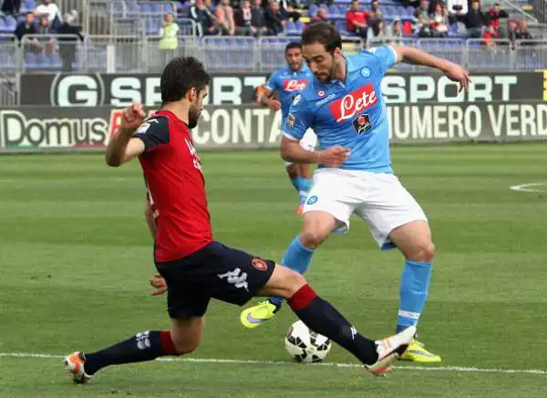Il Napoli schianta il Cagliari.Gli azzurri travolgono per 3-0 i sardi, vicini alla serie B.