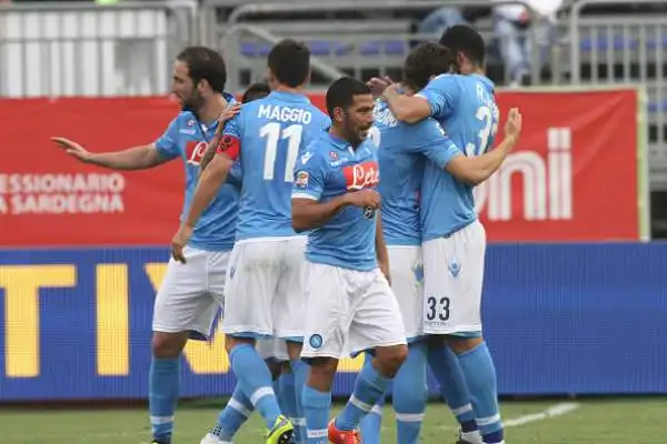 Il Napoli schianta il Cagliari.Gli azzurri travolgono per 3-0 i sardi, vicini alla serie B.