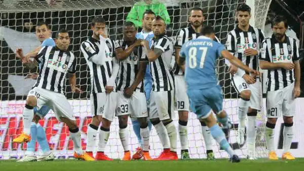 Juventus-Lazio 2-0. Candreva 6,5. Entra al 1' della ripresa e la Lazio davanti è tutta un'altra cosa. Crossa senza sosta e ci mette l'anima.
