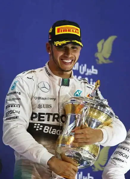 Vince Lewis. Kimi 2°, errore Vettel. Hamilton trionfa in Bahrain, gara in chiaroscuro per i piloti Ferrari.