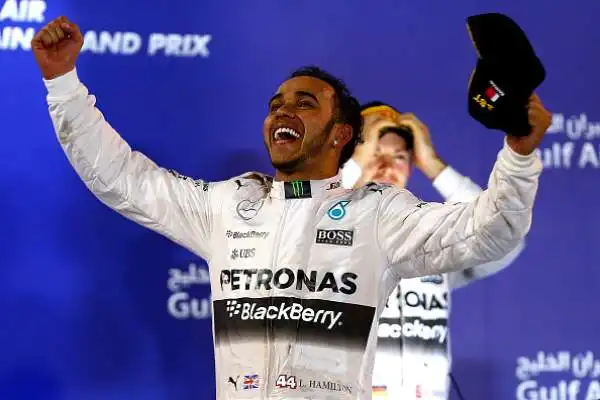 Vince Lewis. Kimi 2°, errore Vettel. Hamilton trionfa in Bahrain, gara in chiaroscuro per i piloti Ferrari.