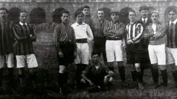 Per il primo derby ufficiale c'è da aspettare fino al 10 gennaio 1909. I rossoneri vincono 3-2 con le reti di Trerè, Lana e Laich. Per l'Inter vanno in gol Gama e Schuler.