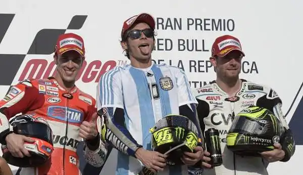 Argentina. Seconda vittoria stagionale per Rossi che festeggia con la maglia di Maradona sul podio il +29 su Lorenzo, quinto al traguardo.