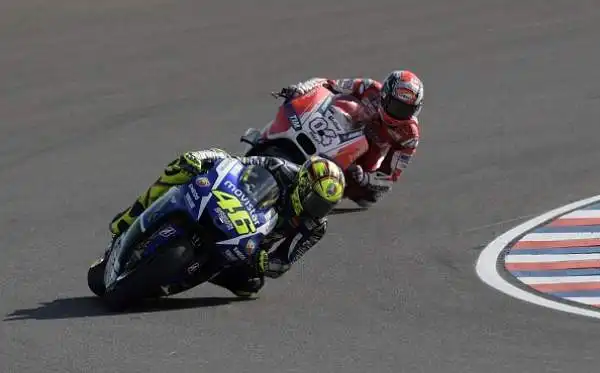 Rossi trionfa, Marquez a terra! Il centauro della Yamaha vince il duello all'ultima ruota, il campione del mondo finisce a terra.