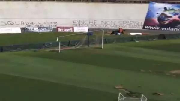 La partita di serie B Varese-Avellino è stata rinviata a causa di atti vandalici compiuti la scorsa notte nello stadio Franco Ossola.