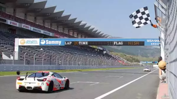 I bolidi di Maranello danno spettacolo nella cornice dell'autodromo nipponico che in passato ha anche ospitato la Formula 1.