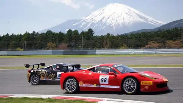I bolidi di Maranello danno spettacolo nella cornice dell'autodromo nipponico che in passato ha anche ospitato la Formula 1.
