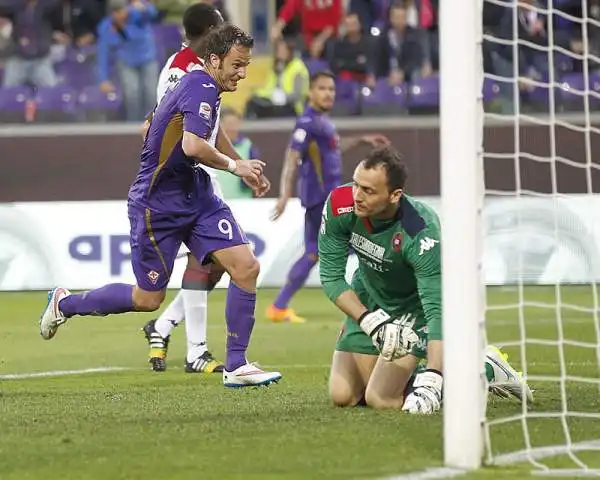 La terza sconfitta consecutiva dei viola per mano del Cagliari riapre totalmente la corsa per l'Europa League. Per i Sardi in gol due volte Cop e Farias, Gilardino per i viola.