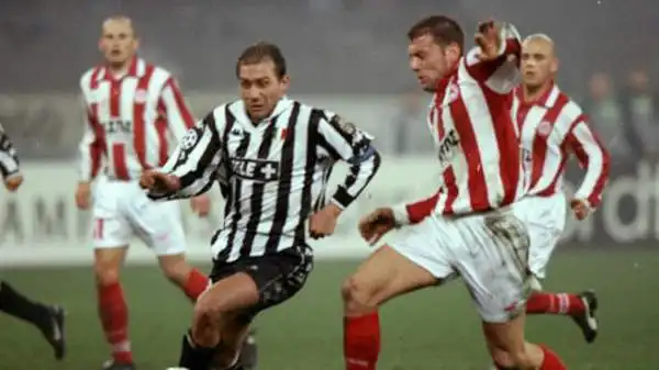 Nel 1998/1999, la Juventus riuscì a superare l'ostacolo Olympiacos nei quarti grazie al 2-1 dell'andata (1-1 al ritorno) ma poi uscì con il Manchester United in semifinale.