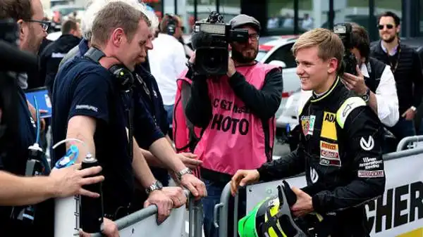 Il sedicenne figlio di Michael, Mick, si è imposto al debutto in Formula 4 sul circuito di Oschersleben, in Germania.