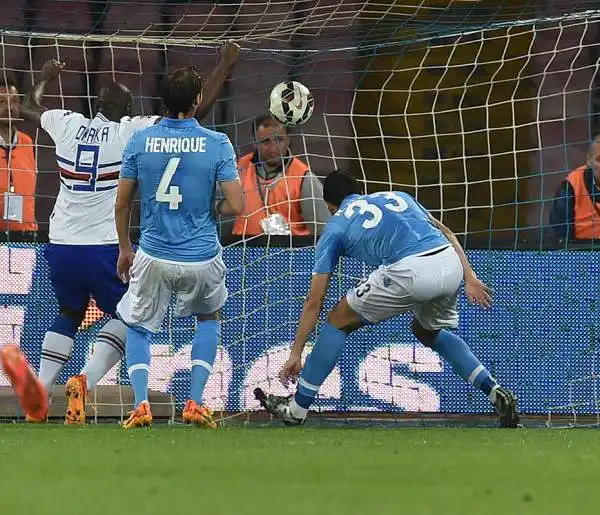 Il Napoli schianta la Sampdoria e rivede la Champions. Sotto per un autorete di Albiol gli azzurri passano quattro volte con Gabbiadini, Higuain, Insigne e ancora Higuain prima del 2-4 di Muriel.