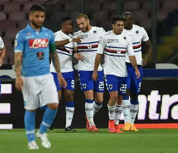 Il Napoli schianta la Sampdoria e rivede la Champions. Sotto per un autorete di Albiol gli azzurri passano quattro volte con Gabbiadini, Higuain, Insigne e ancora Higuain prima del 2-4 di Muriel.
