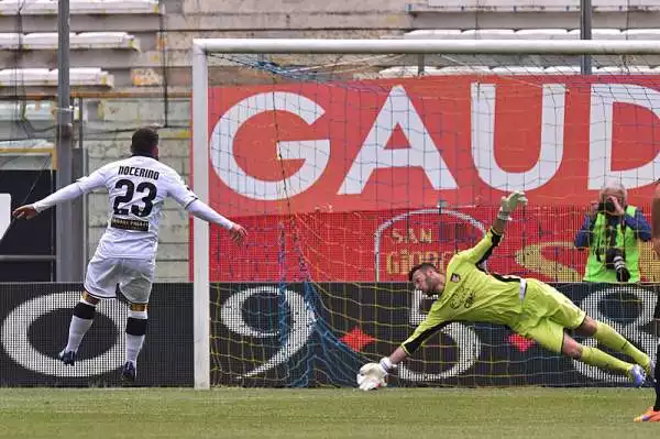 Il Parma ormai condannato fa gioire ancora i propri tifosi superando in casa di misura il Palermo per 1-0, decide un calcio di rigore realizzato da Nocerino.