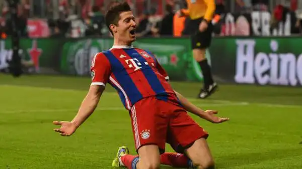 E non è finita: al 40' Lewandowski si toglie il lusso di calare il pokerissimo. Tutto facile per lui: stop, controllo e diagonale chirurgico su servizio di Muller.