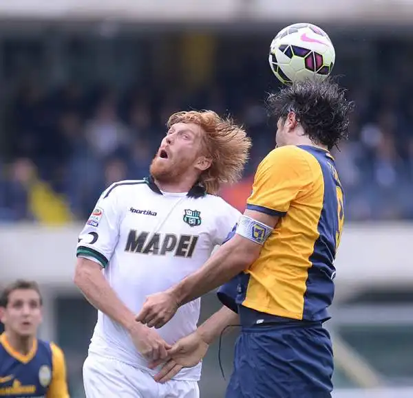 In dieci per oltre 70 minuti, il Verona batte il Sassuolo per 3-2 grazie alla doppietta di un infinito Luca Toni e ad un gol di Juanito. Un autorete di Moras e Floro Flores per i neroverdi.