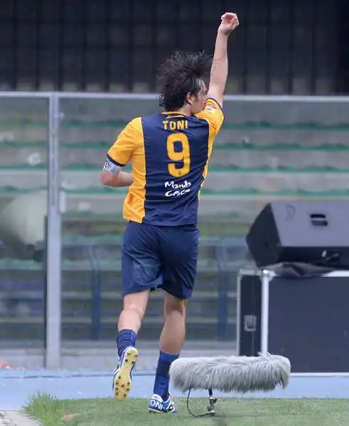 In dieci per oltre 70 minuti, il Verona batte il Sassuolo per 3-2 grazie alla doppietta di un infinito Luca Toni e ad un gol di Juanito. Un autorete di Moras e Floro Flores per i neroverdi.