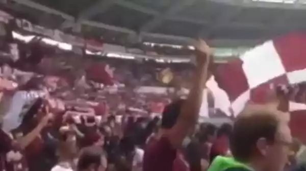 Nel corso del derby della Mole è piovuta una bomba carta in mezzo ai tifosi del Torino. Il video dell'episodio è stato girato da uno spettatore a due passi dall'ordigno.