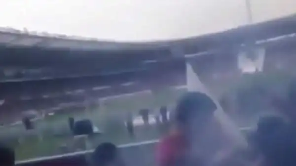 Nel corso del derby della Mole è piovuta una bomba carta in mezzo ai tifosi del Torino. Il video dell'episodio è stato girato da uno spettatore a due passi dall'ordigno.