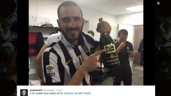 La Juventus fa festa per il 31° scudetto, il quarto consecutivo. Bonucci 'sboccia' negli spogliatoi.