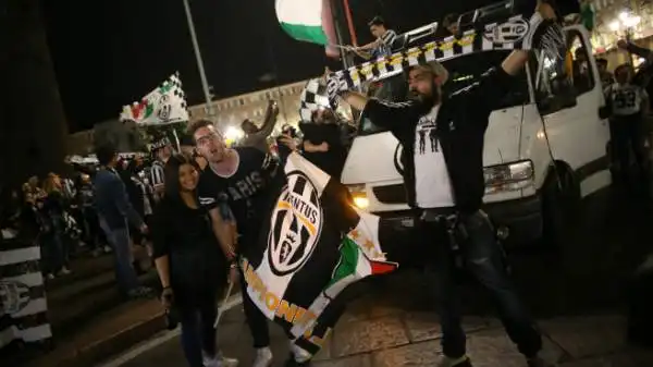 Per le strade di Torino si è riversato il fiume di tifosi bianconeri, che hanno festeggiato la vittoria del quarto scudetto consecutivo.