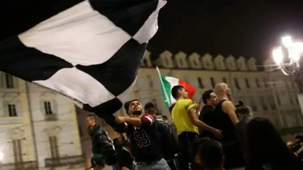 Per le strade di Torino si è riversato il fiume di tifosi bianconeri, che hanno festeggiato la vittoria del quarto scudetto consecutivo.