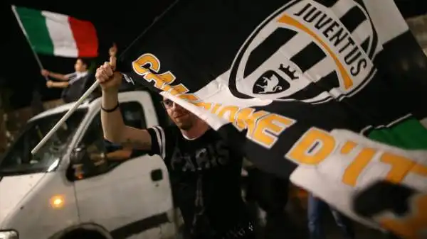 Per le strade di Torino si è riversato il fiume di tifosi bianconeri, che hanno festeggiato la vittoria del quarto scudetto consecutivo.