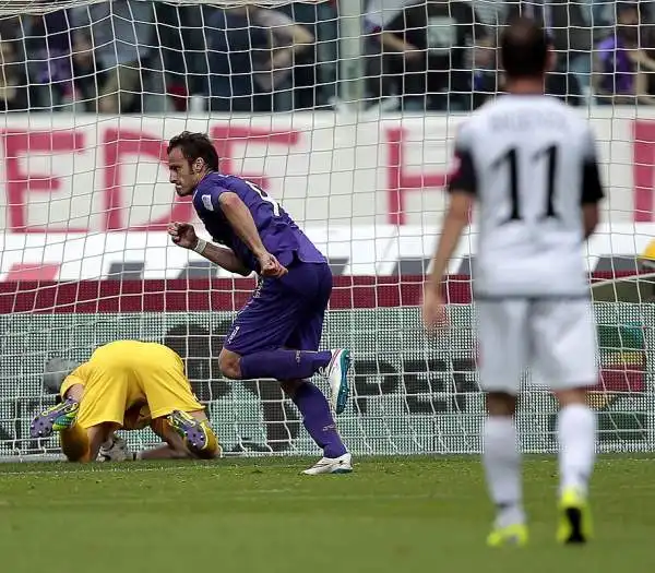 La Viola piega il Cesena con una doppietta di Ilicic e un gol nella ripresa Gilardino (cinquantesima rete in maglia viola). Rodriguez segna il gol della bandiera per i romagnoli.