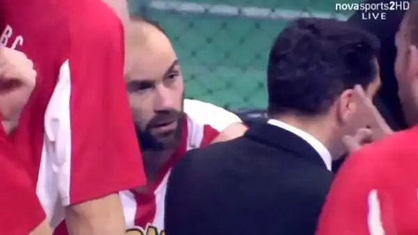 Rientrato in panchina insieme ai compagni per un timeout, Spanoulis ascolta le indicazioni di Sfairopoulos.