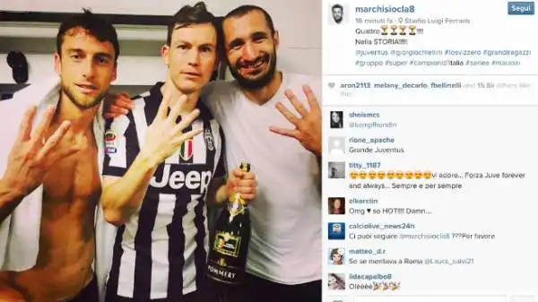 Marchisio, Lichtsteiner e Chiellini dallo spogliatoio fanno segno "quattro" con la mano: è il numero dei titoli consecutivi della Juventus.