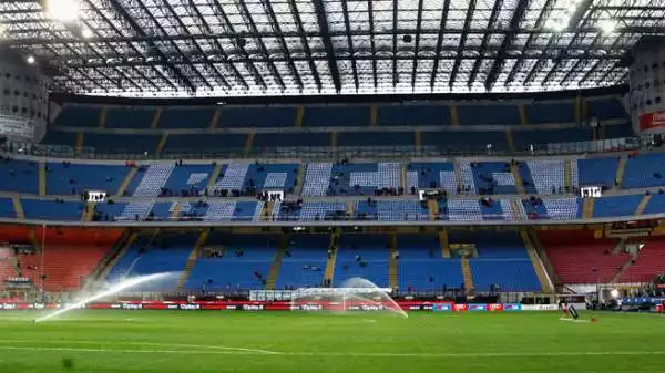 La Curva Sud aveva promesso contestazioni in occasione di Milan-Genoa, e così è stato. In uno stadio semivuoto spicca la coreografia del tifo rossonero, un enorme "Basta".