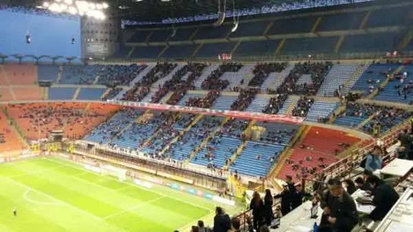 La Curva Sud aveva promesso contestazioni in occasione di Milan-Genoa, e così è stato. In uno stadio semivuoto spicca la coreografia del tifo rossonero, un enorme "Basta".