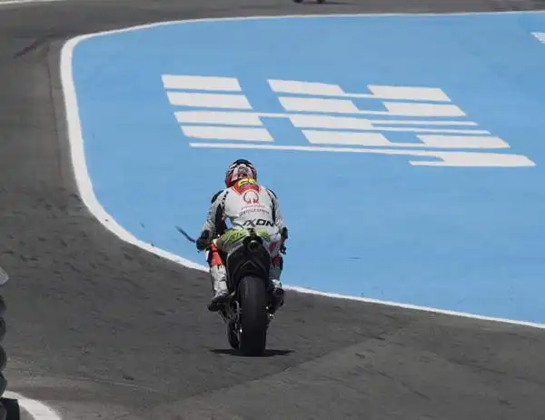 Jorge Lorenzo batte finalmente un colpo, il centauro della Yamaha sulla pista di casa fa la differenza facendo registrare il tempo più veloce nelle qualifiche del Gp di Spagna.