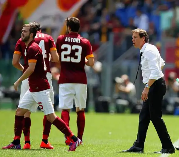 All'Olimpico preziosissimo successo, in ottica secondo posto, per la Roma che piega il Genoa grazie alle reti di Doumbia e Florenzi