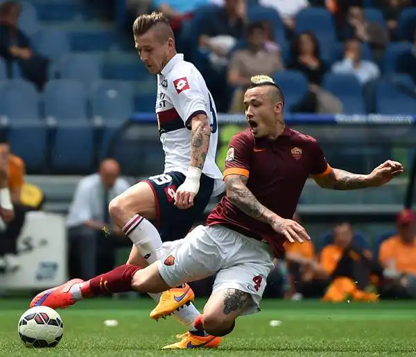 All'Olimpico preziosissimo successo, in ottica secondo posto, per la Roma che piega il Genoa grazie alle reti di Doumbia e Florenzi