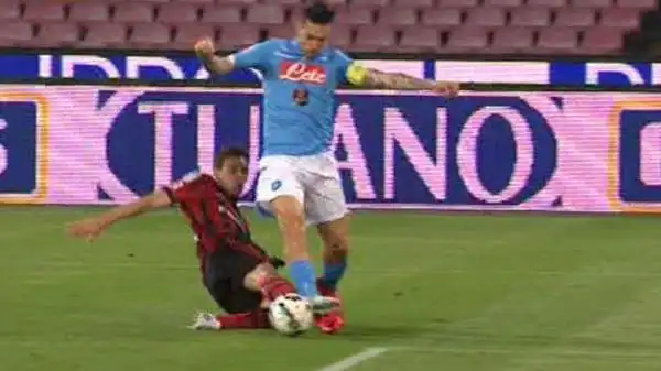 Succede di tutto nei primi minuti di Napoli-Milan: De Sciglio causa un rigore e si fa espellere, ma Diego Lopez tiene in piedi i rossoneri parando il penalty a Higuain.