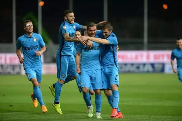 Podolski fa sognare l'Europa all'Inter. I nerazzurri sbancano il Friuli grazie alla prima rete in campionato del tedesco. In precedenza rigore di Icardi e pareggio di Di Natale (205 gol in A come Bagg
