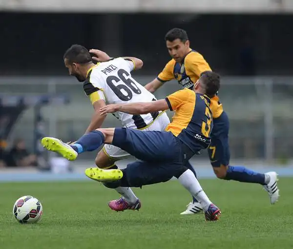 Successo esterno per l'Udinese al Bentegodi. A decidere il match di tacco il gol numero 206 del solito Di Natale, subito dopo l'espulsione diretta di Sala.