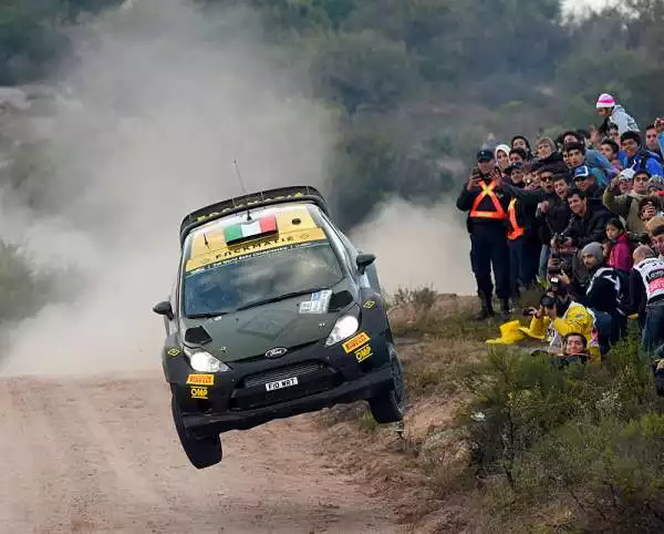 Kris Meeke si aggiudica la quarta prova del Mondiale. Il nordirlandese, nonostante una foratura, ha difeso il primato, andando a vincere con 18"1 di vantaggio sul compagno di squadra Ostberg.