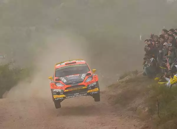 Kris Meeke si aggiudica la quarta prova del Mondiale. Il nordirlandese, nonostante una foratura, ha difeso il primato, andando a vincere con 18"1 di vantaggio sul compagno di squadra Ostberg.