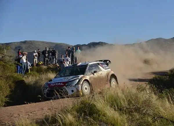 Kris Meeke si aggiudica la quarta prova del Mondiale. Il nordirlandese, nonostante una foratura, ha difeso il primato, andando a vincere con 18"1 di vantaggio sul compagno di squadra Ostberg.