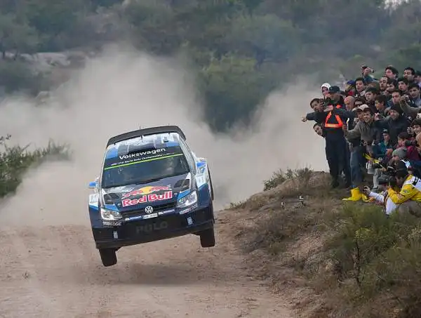 Kris Meeke si aggiudica la quarta prova del Mondiale. Il nordirlandese, nonostante una foratura, ha difeso il primato, andando a vincere con 18"1 di vantaggio sul compagno di squadra Ostberg.