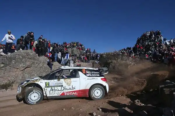 Kris Meeke si aggiudica la quarta prova del Mondiale. Il nordirlandese, nonostante una foratura, ha difeso il primato, andando a vincere con 18"1 di vantaggio sul compagno di squadra Ostberg.