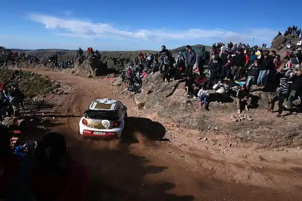 Kris Meeke si aggiudica la quarta prova del Mondiale. Il nordirlandese, nonostante una foratura, ha difeso il primato, andando a vincere con 18"1 di vantaggio sul compagno di squadra Ostberg.