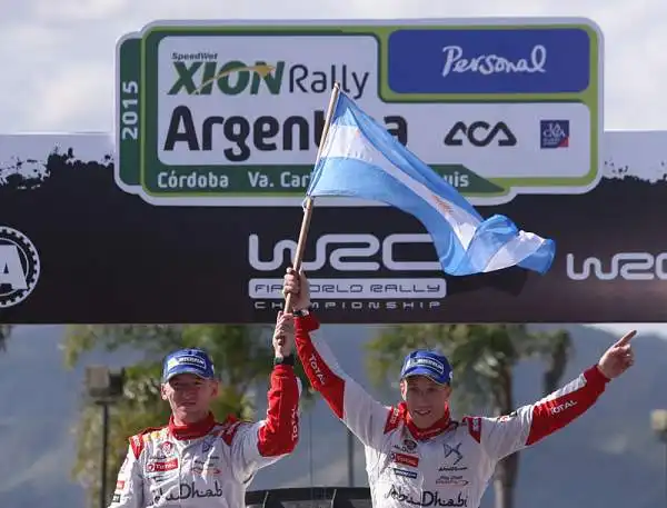 Kris Meeke si aggiudica la quarta prova del Mondiale. Il nordirlandese, nonostante una foratura, ha difeso il primato, andando a vincere con 18"1 di vantaggio sul compagno di squadra Ostberg.