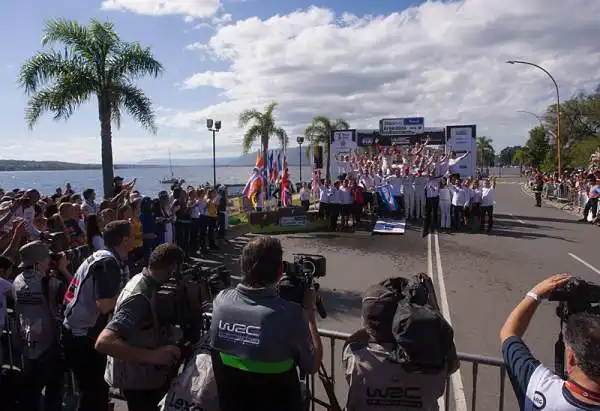 Kris Meeke si aggiudica la quarta prova del Mondiale. Il nordirlandese, nonostante una foratura, ha difeso il primato, andando a vincere con 18"1 di vantaggio sul compagno di squadra Ostberg.