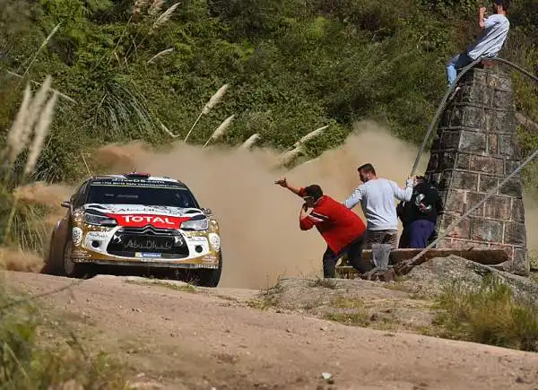 Kris Meeke si aggiudica la quarta prova del Mondiale. Il nordirlandese, nonostante una foratura, ha difeso il primato, andando a vincere con 18"1 di vantaggio sul compagno di squadra Ostberg.