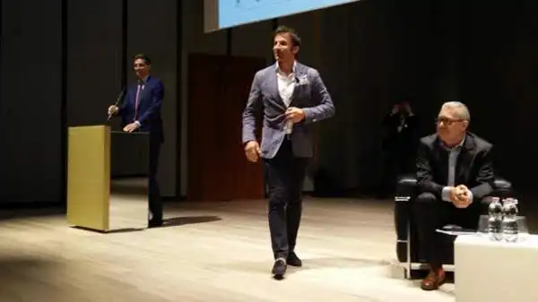 Bagno di folla per Alessandro Del Piero, che alla Bocconi di Milano ha incontrato gli studenti, raccontandosi dagli esordi al successo, personale e di squadra. Il tutto a forti tinte bianconere.