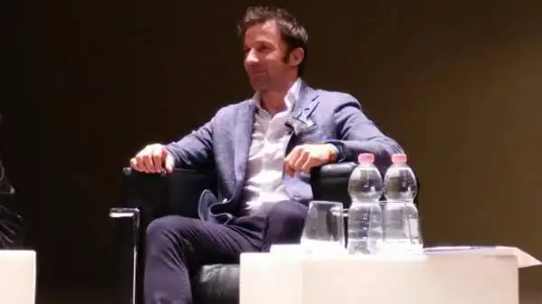 Bagno di folla per Alessandro Del Piero, che alla Bocconi di Milano ha incontrato gli studenti, raccontandosi dagli esordi al successo, personale e di squadra. Il tutto a forti tinte bianconere.