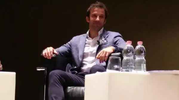 Bagno di folla per Alessandro Del Piero, che alla Bocconi di Milano ha incontrato gli studenti, raccontandosi dagli esordi al successo, personale e di squadra. Il tutto a forti tinte bianconere.